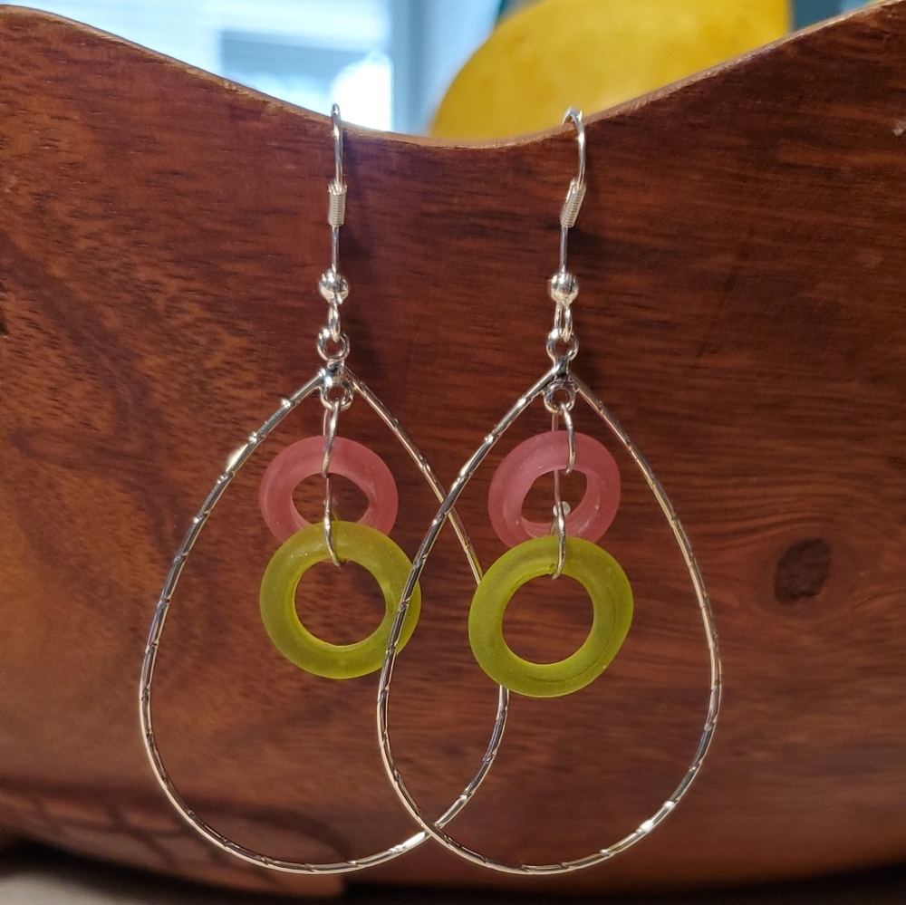 Teardrop earrings with frosted glass rings